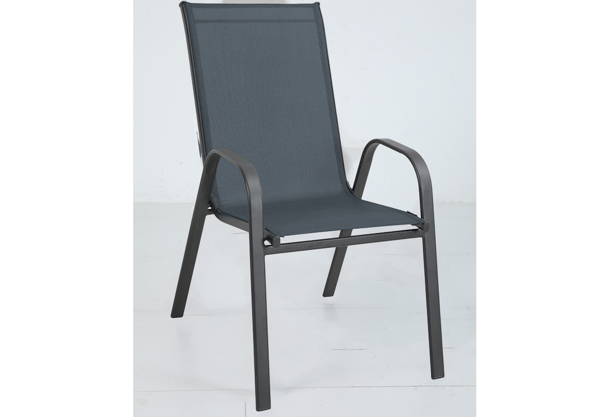 Παρουσιάζει την καρέκλα σε έναν χώρο